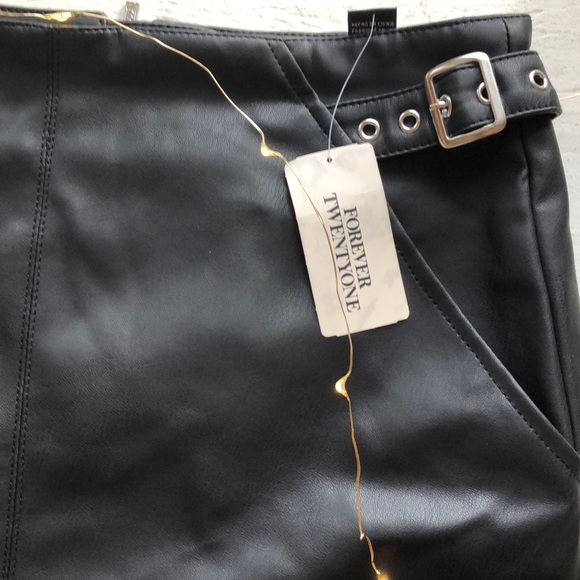 NEW FOREVER 21 BLACK SKIRT WITH POCKETS - Picture 2 of 5